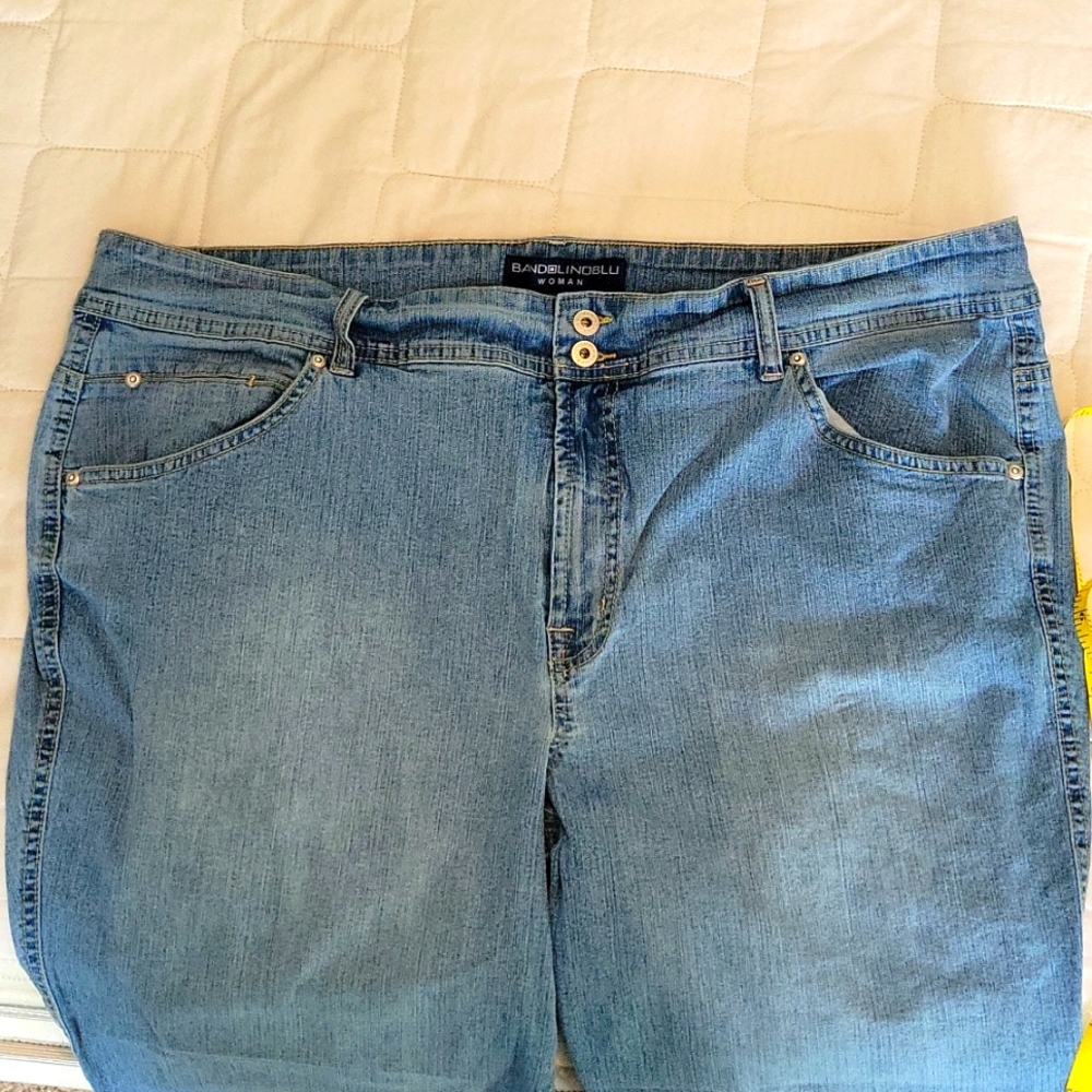 Woman's denim capris